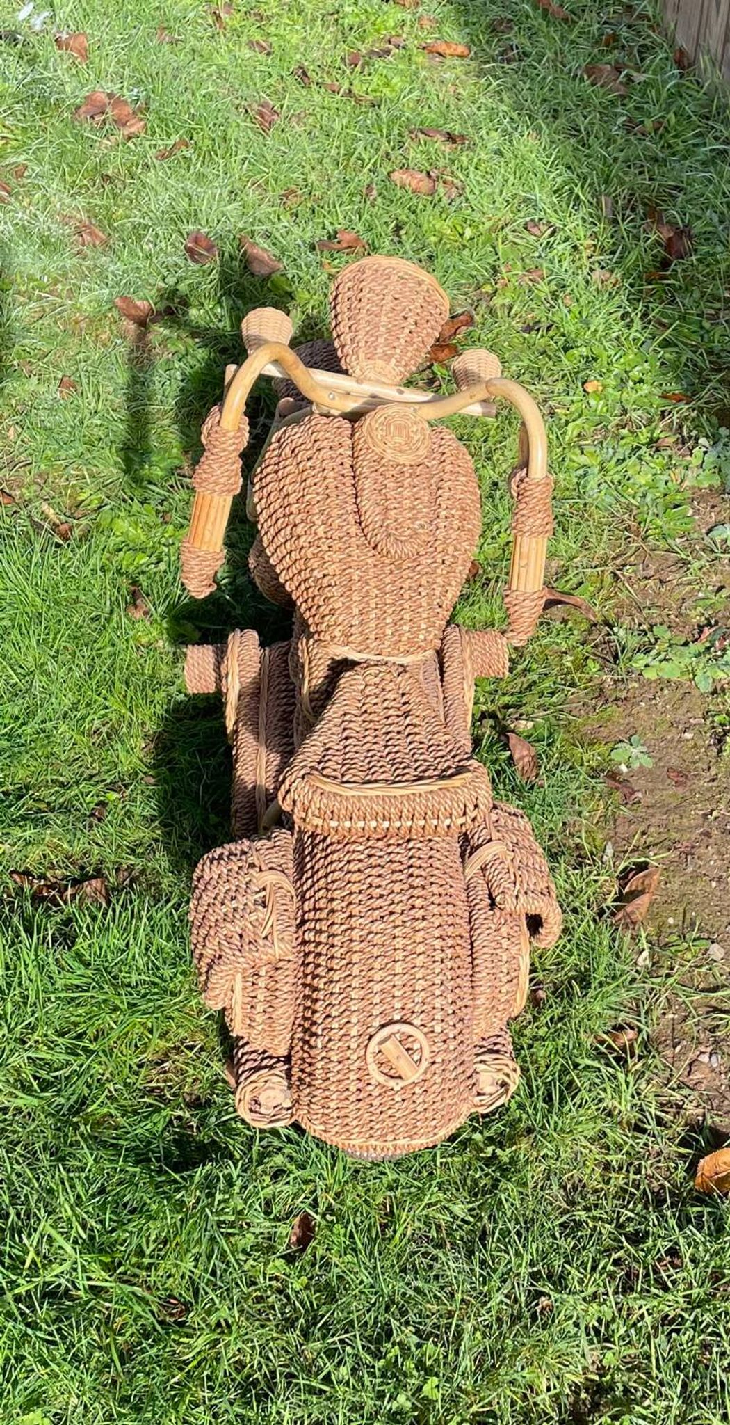 Sculpture moto Harley Davidson en osier