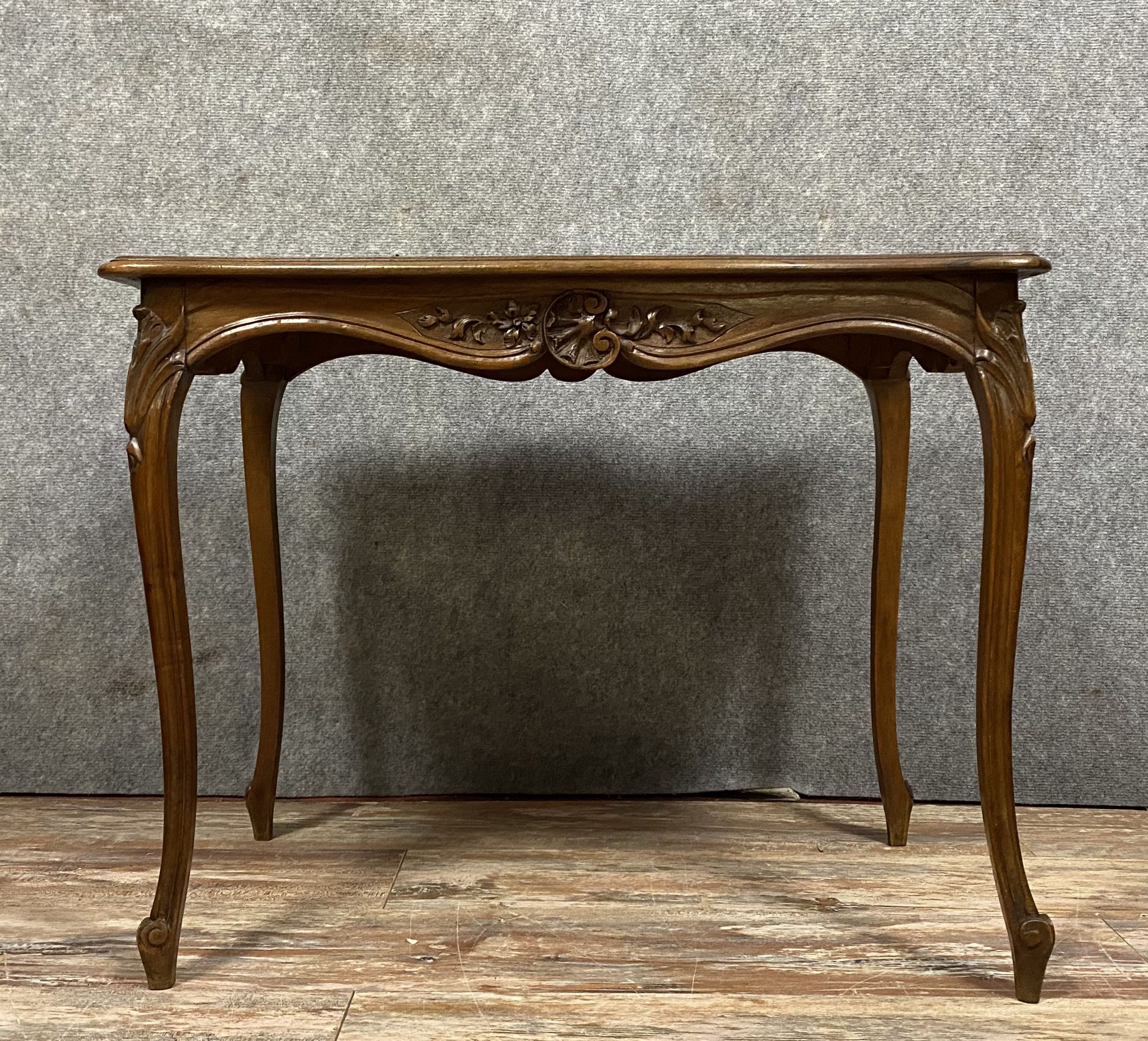 Table de salon Louis XV, rocaille en noyer vers 1850