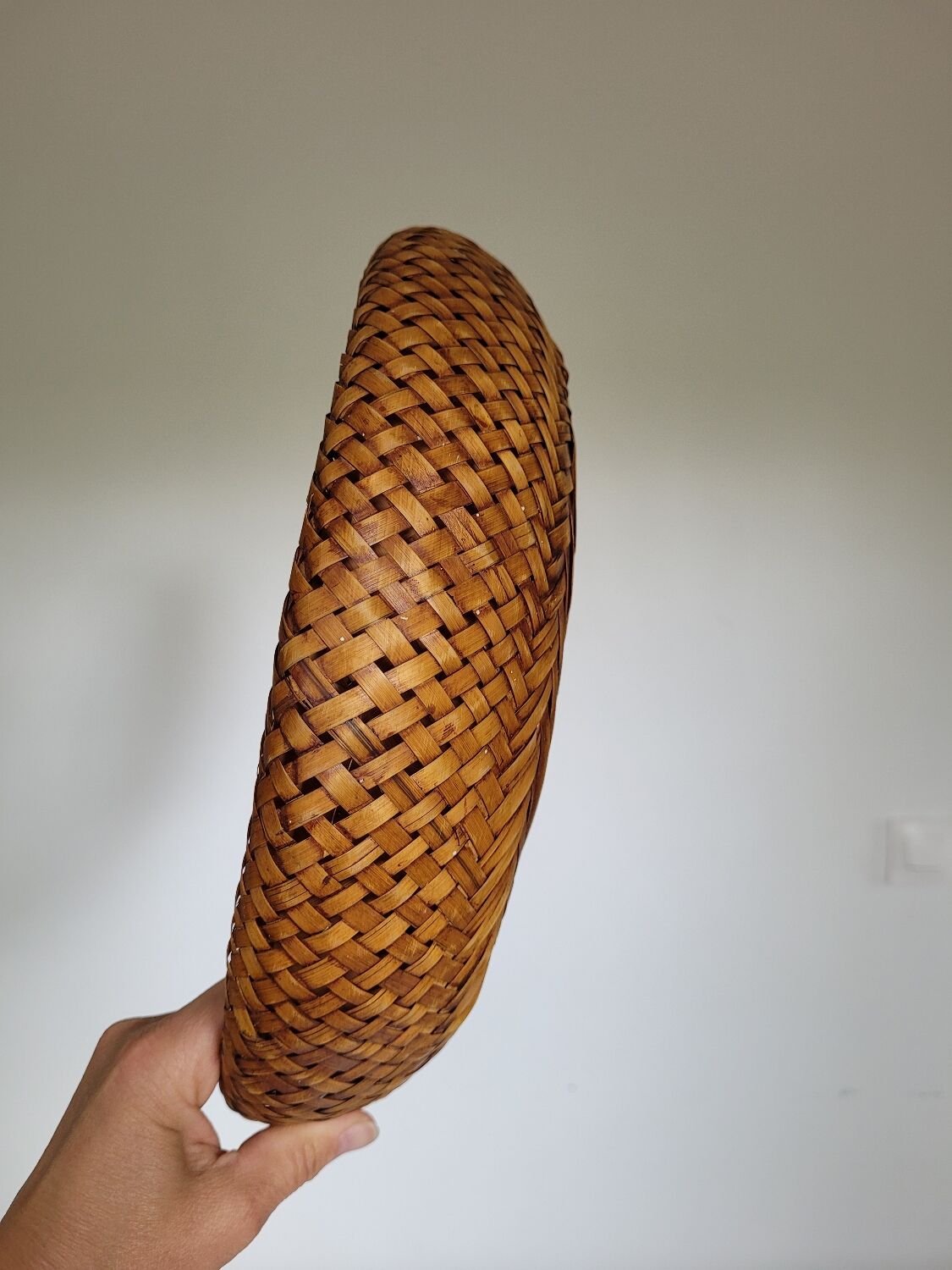 Round rattan basket