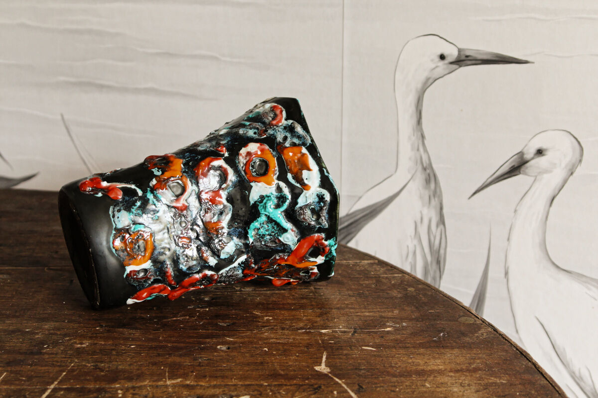 Earthenware vase, rock garden of the ocean