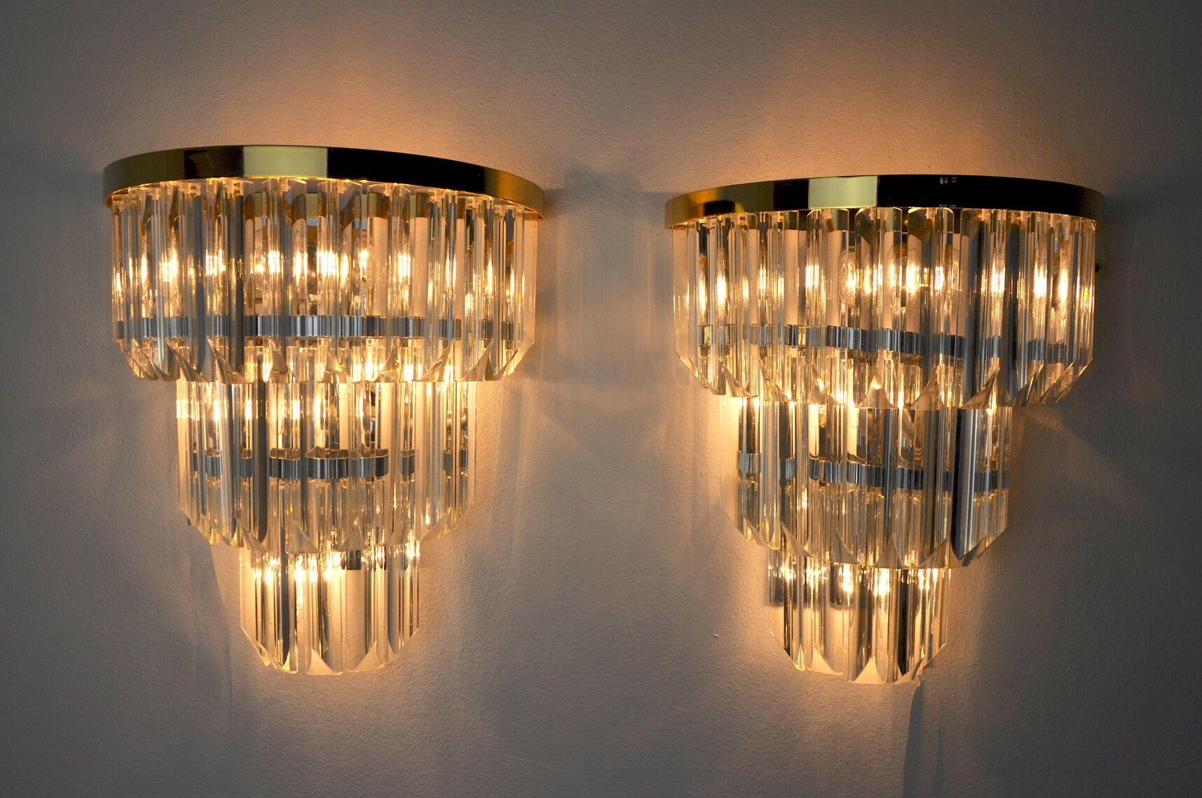 Pair of Venini wall lamps, 3 levels, triedri crystals, Italy, 1970