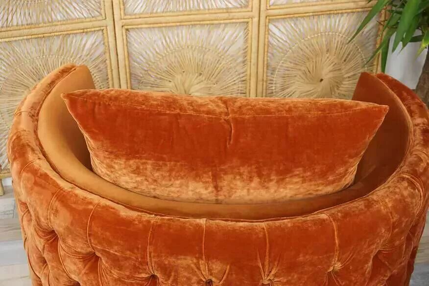Fauteuil pivotant et capitonné en velours