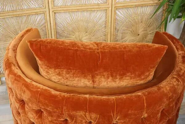 Fauteuil pivotant et capitonné en velours