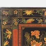 Coffre en bois ancien avec illustrations de fleurs de lotus (Chine, vers 1900)