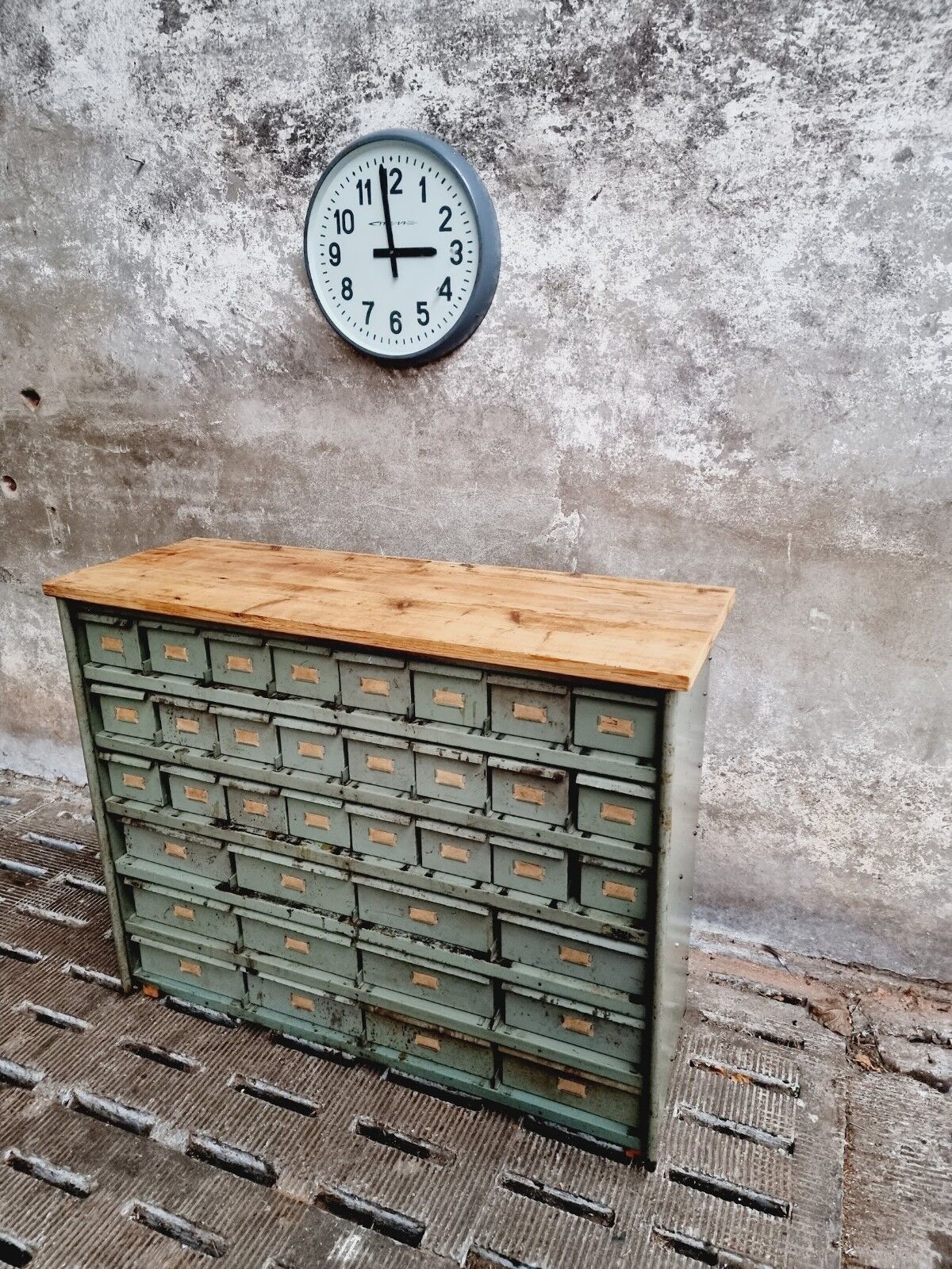 Commode industrielle vert olive