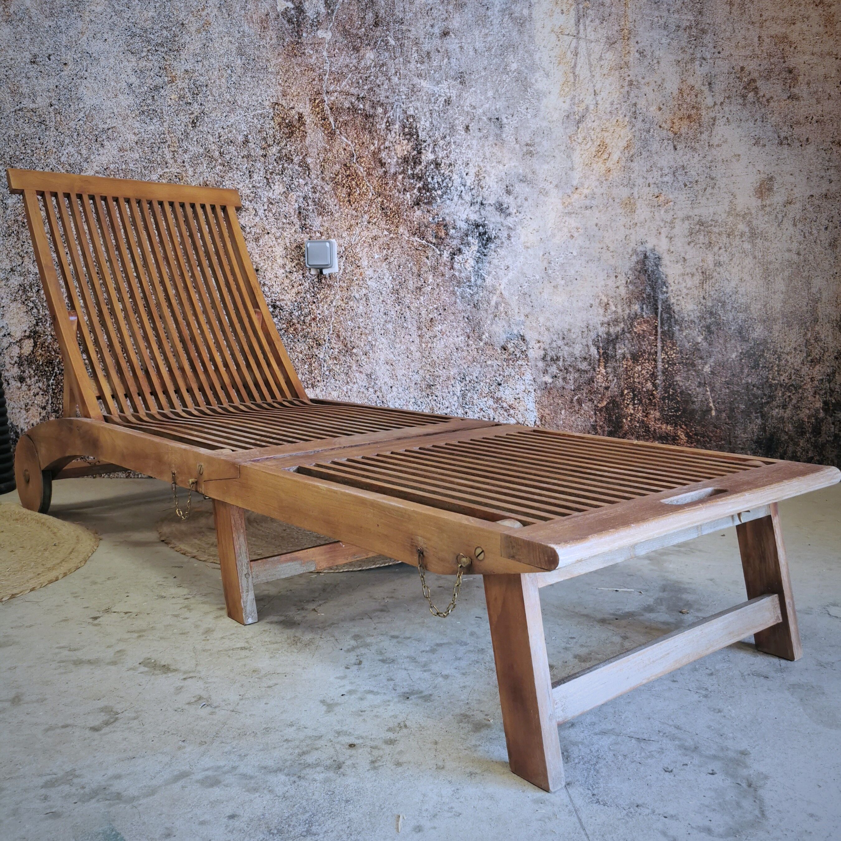 Solid teak lounge chair