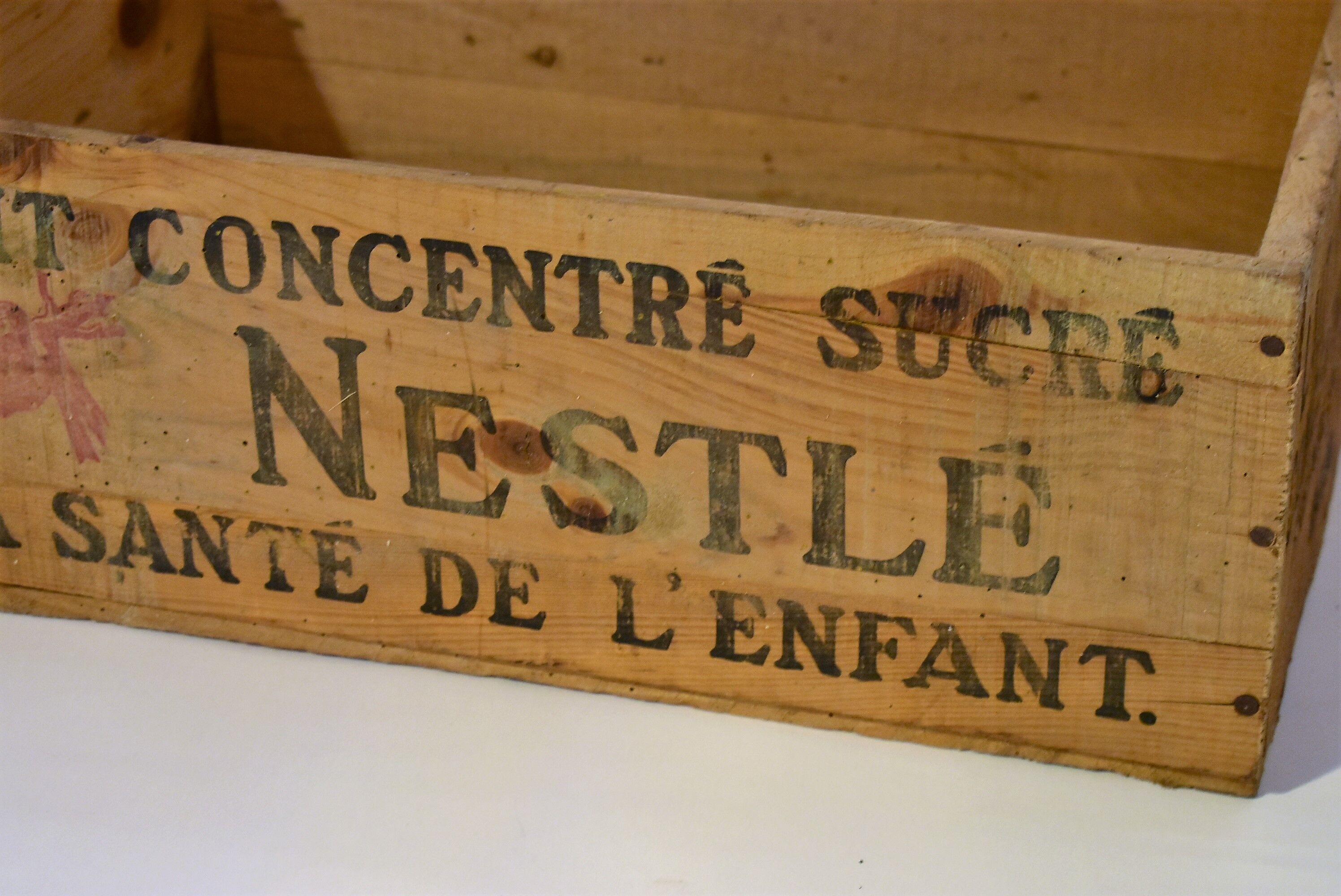 Nestlé wooden old