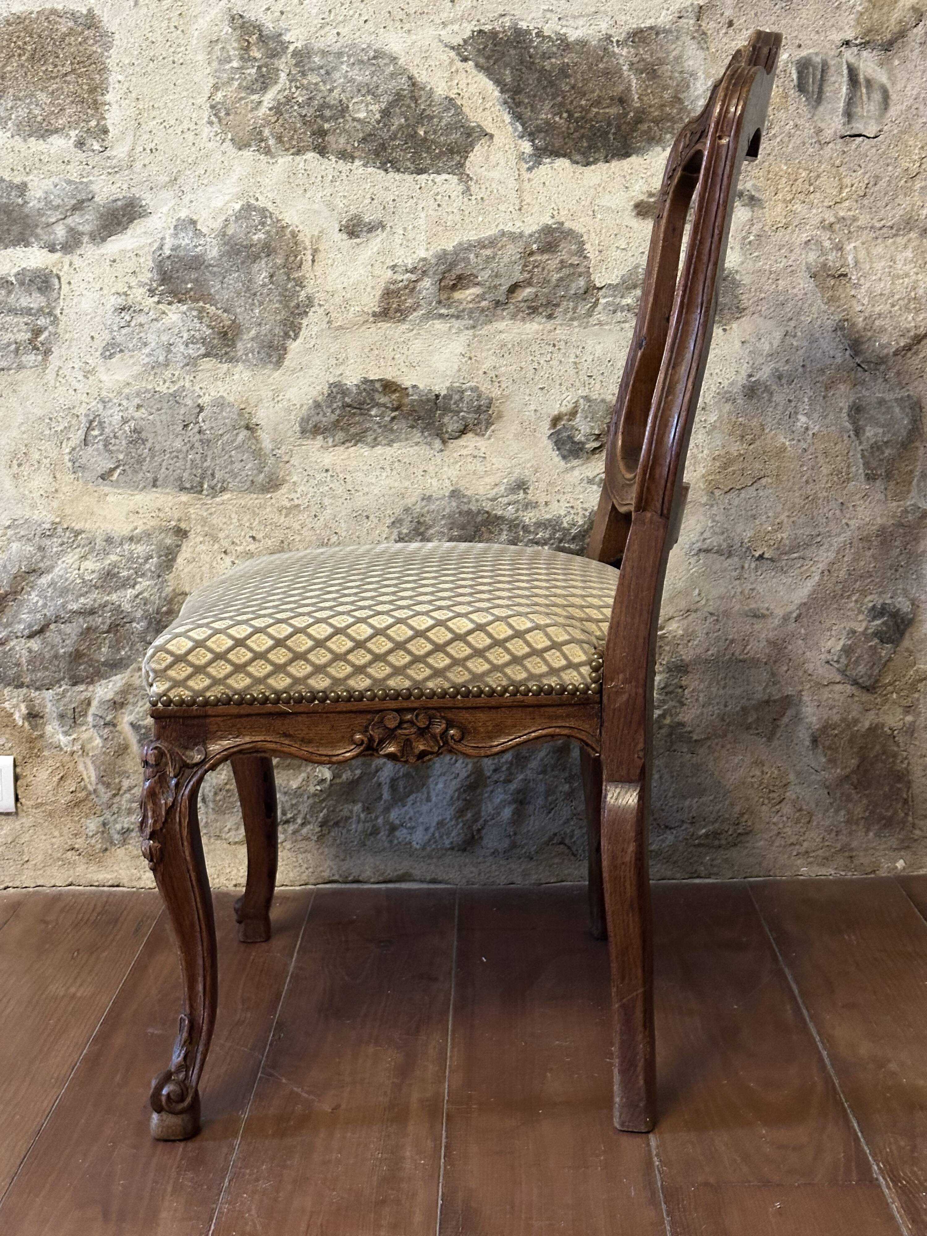 Antique dining set. Table 1.58 m x 1.10 m + 6 chairs from the 1920s.