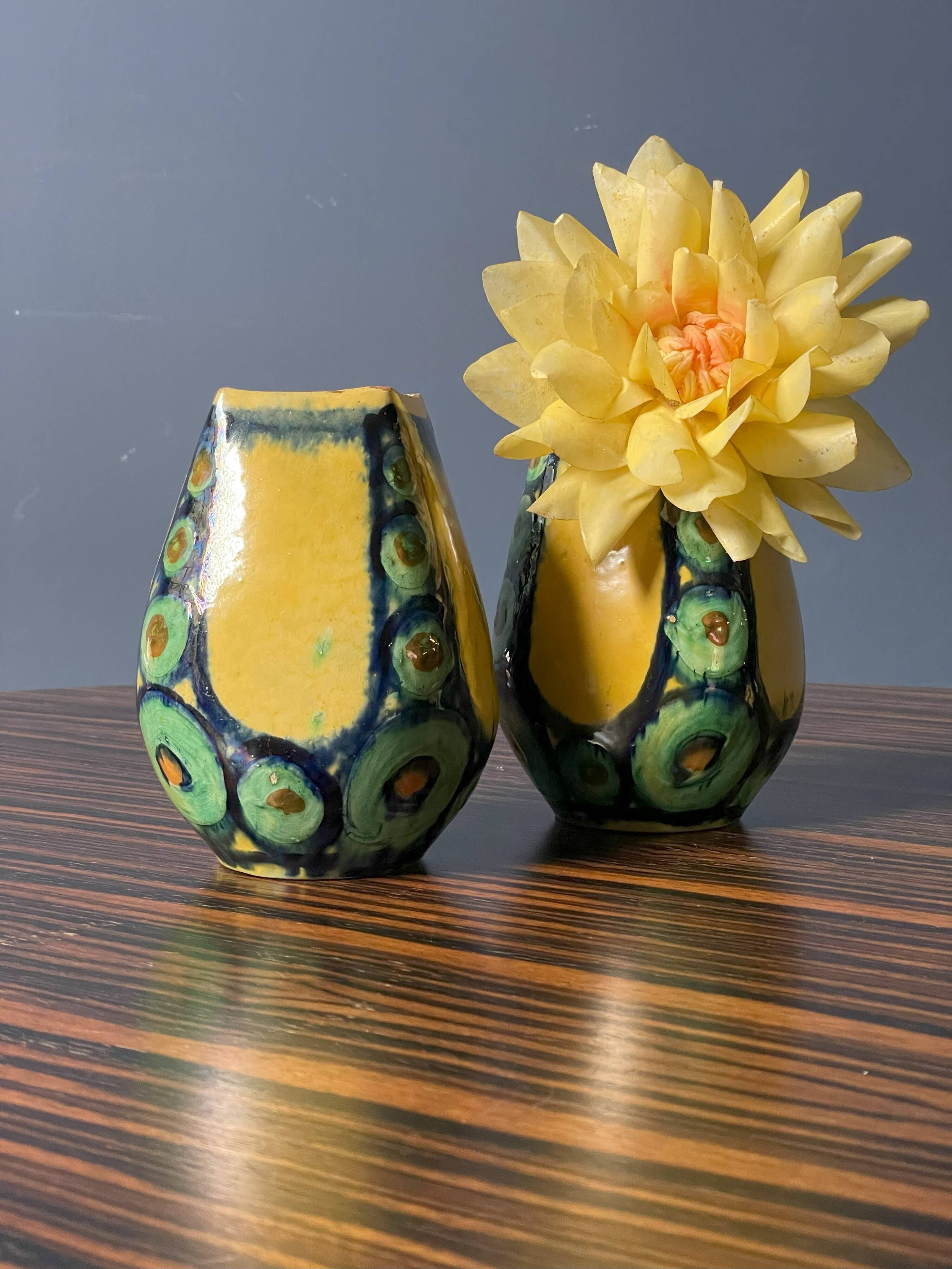 Une paire de vases verts et jaunes