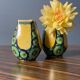 Une paire de vases verts et jaunes