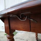 Extendable oval table