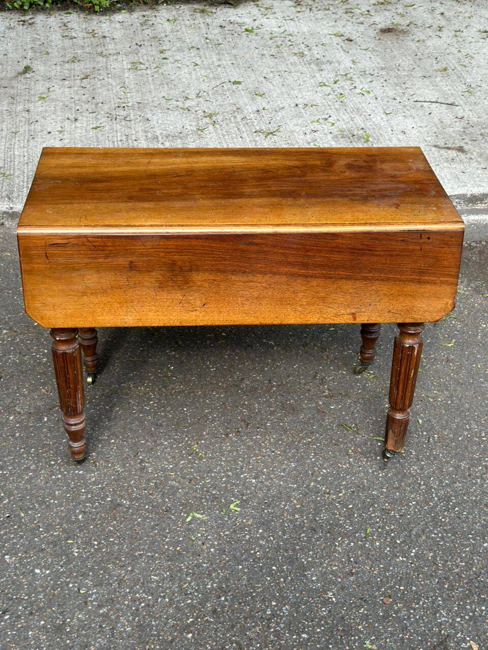 Extendable dining table with drop leaves in Louis Philippe style, 19th century.