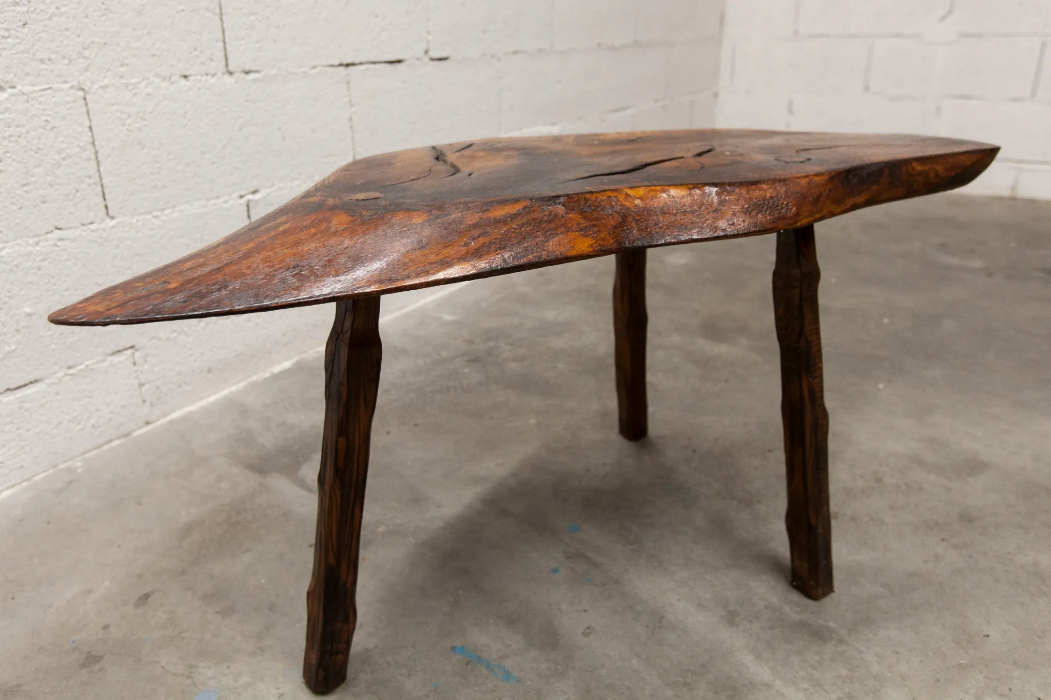 Table basse ou d'appoint brutaliste tripode asymétrique atypique 1960