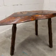 Table basse ou d'appoint brutaliste tripode asymétrique atypique 1960