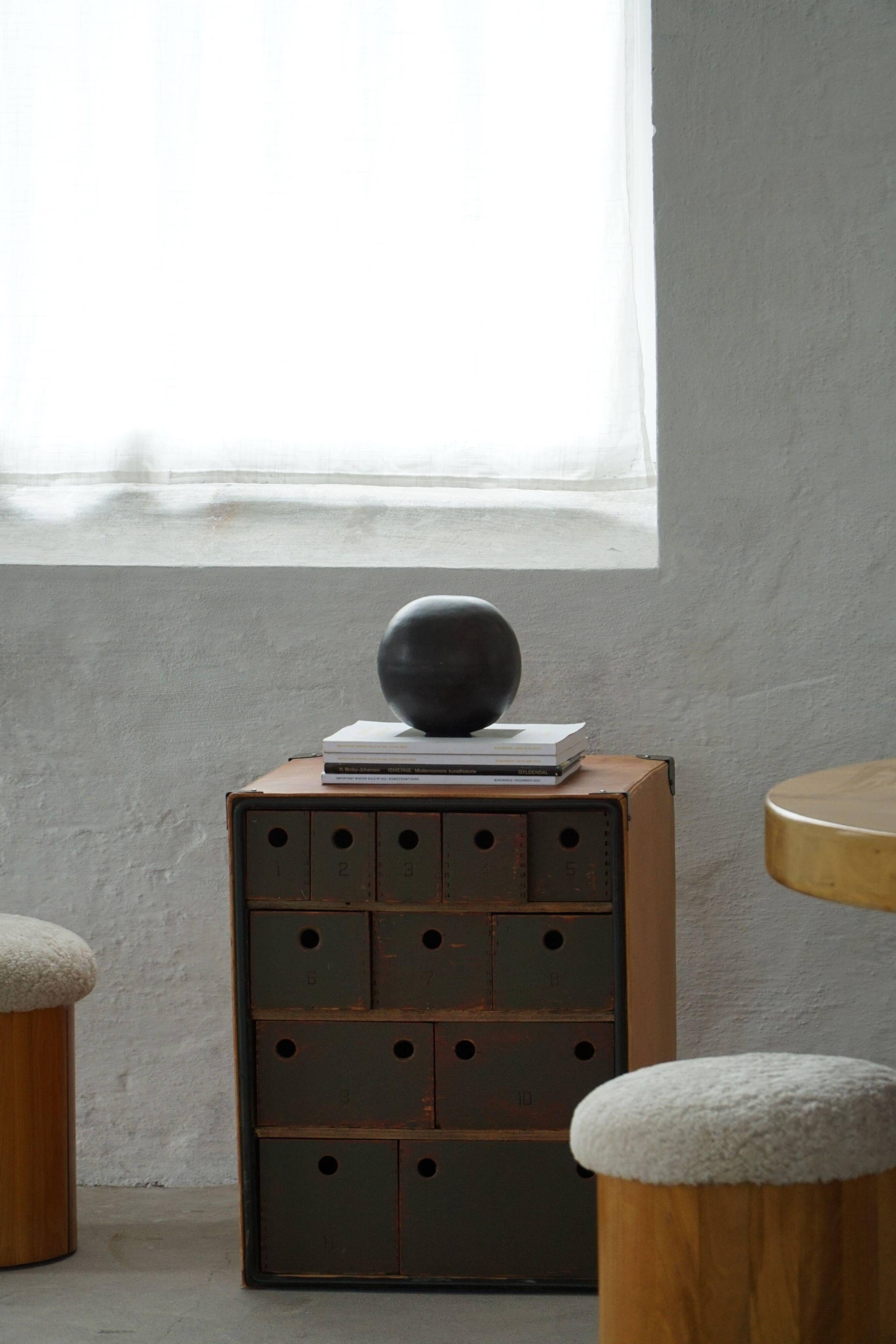 Vintage military-style trunk in leather and wood, late 20th century.