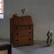 Desk / Chest of drawers in modern Danish oak from the early 20th century with shell handles.