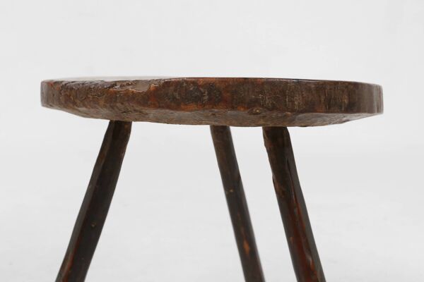 Tabouret tripode rustique et sculptural en chêne, France vers 1850