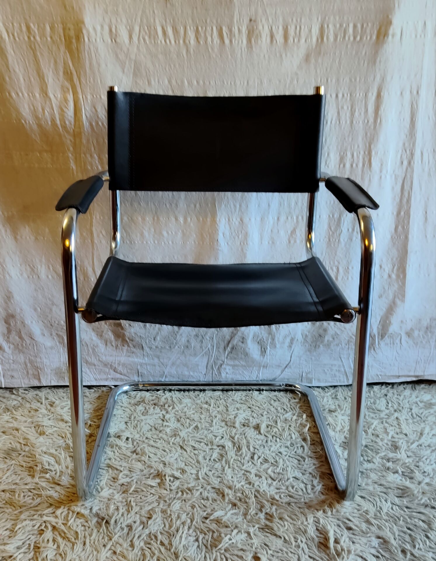 Bauhaus chair in chrome metal and leather - mid 20th century.