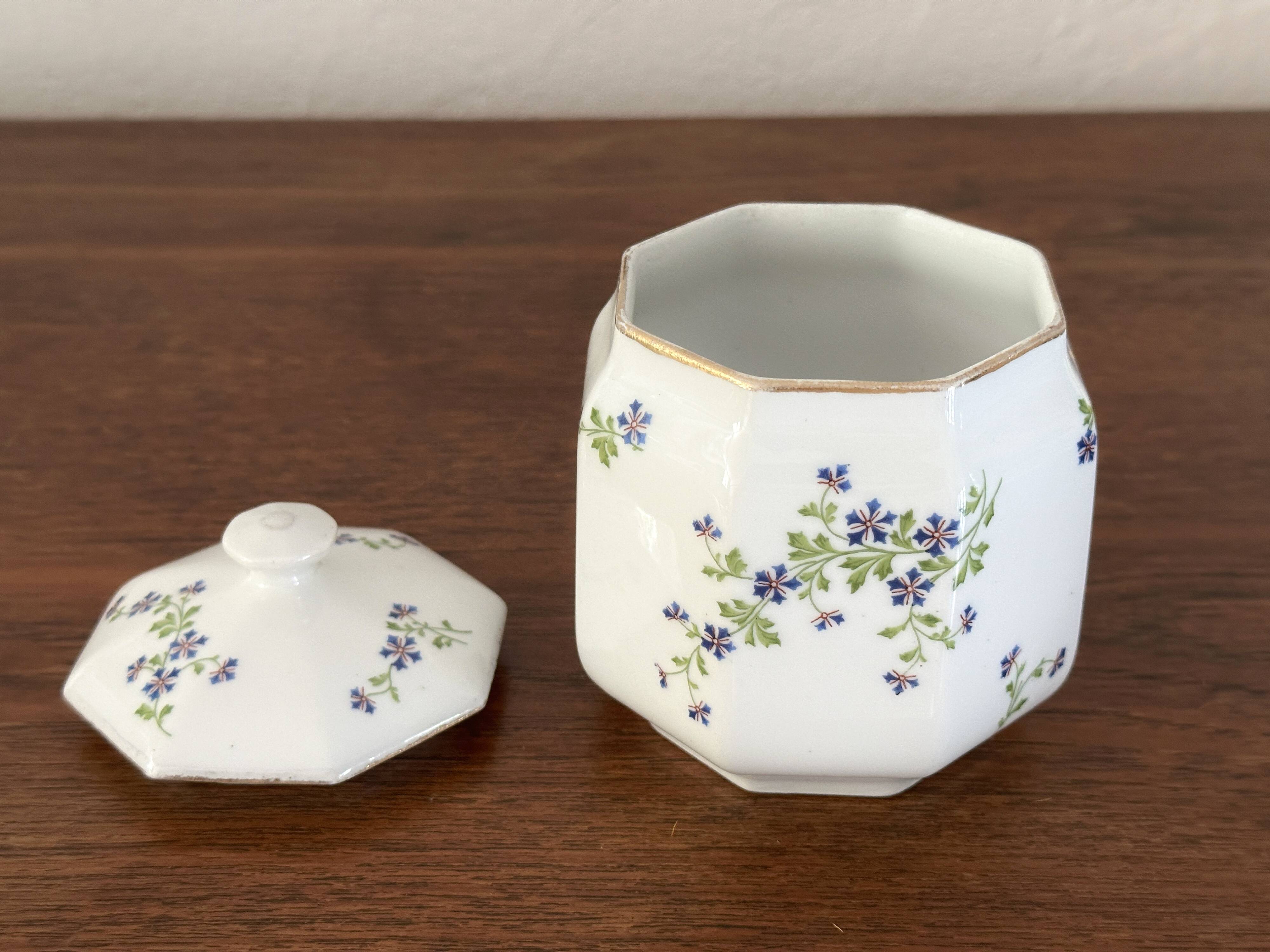 Sugar bowl / sweet jar in Limoges porcelain by Bernardaud with a barb decoration.