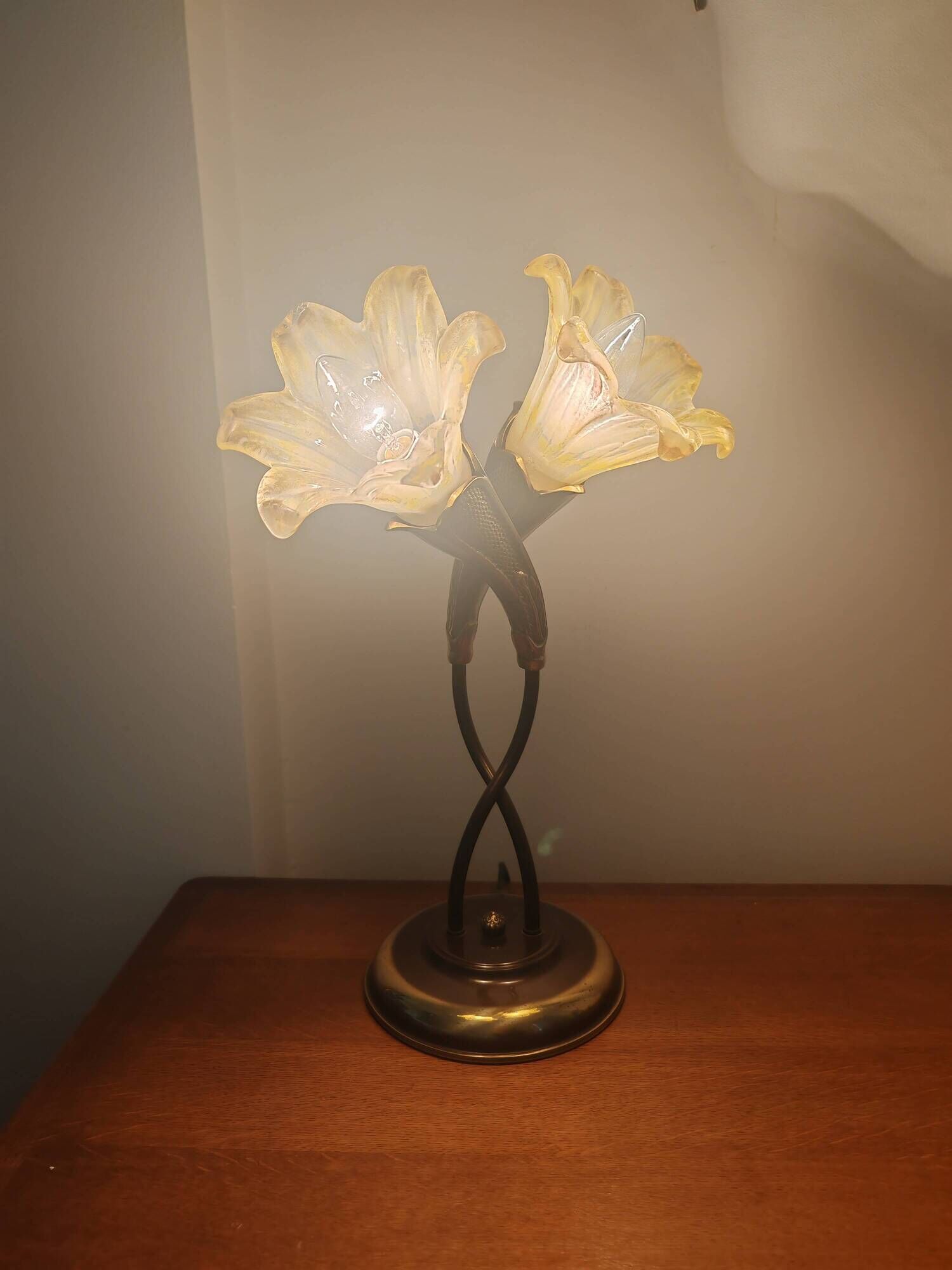 Double flower lamp Art Nouveau – Intertwined brass stems & art glass type