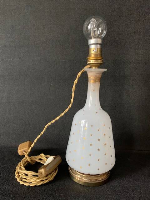Lampe Napoléon III en opaline blanche aux étoiles dorées