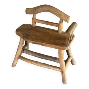 Petit banc à dossier et accoudoir