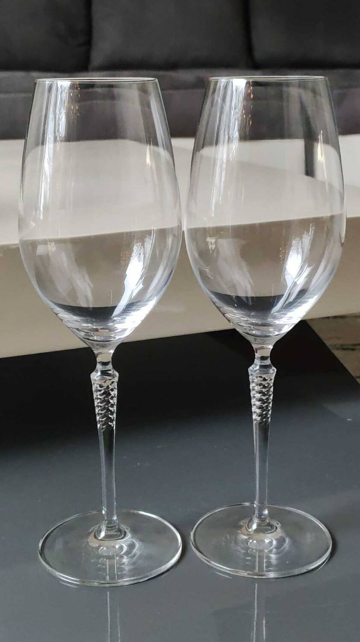Set of 4 large red wine glasses. With a long twisted stem. Signed Schott Zwiesel. High 27 cm