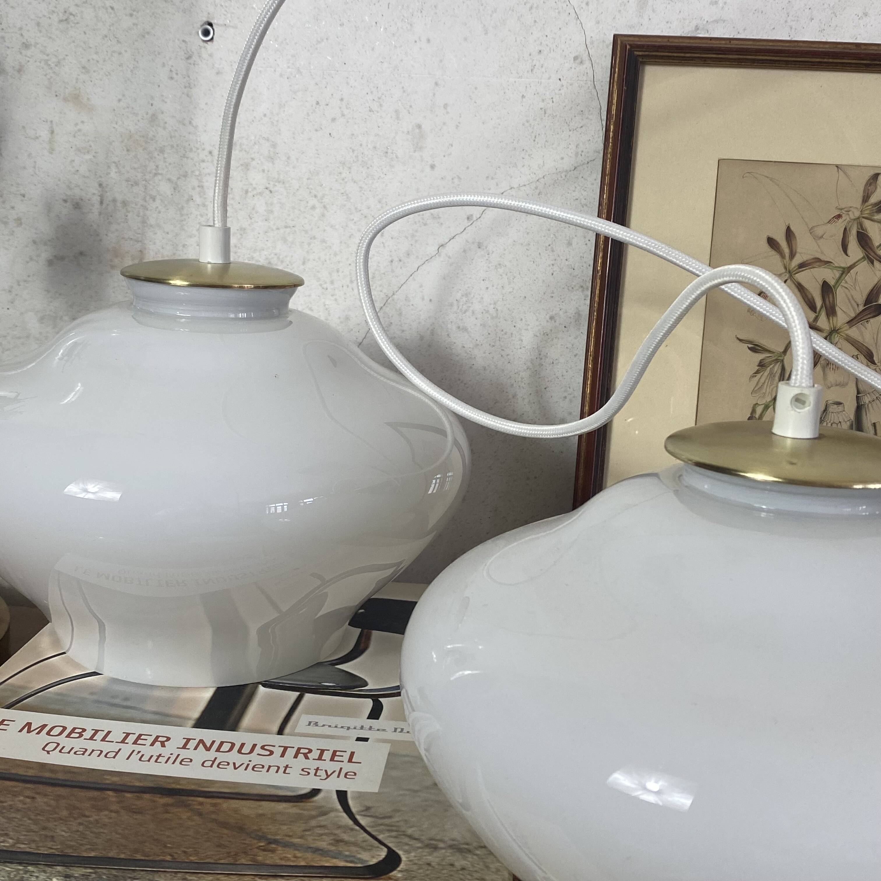 Paire de suspensions lustre abat jour en verre blanc 1950