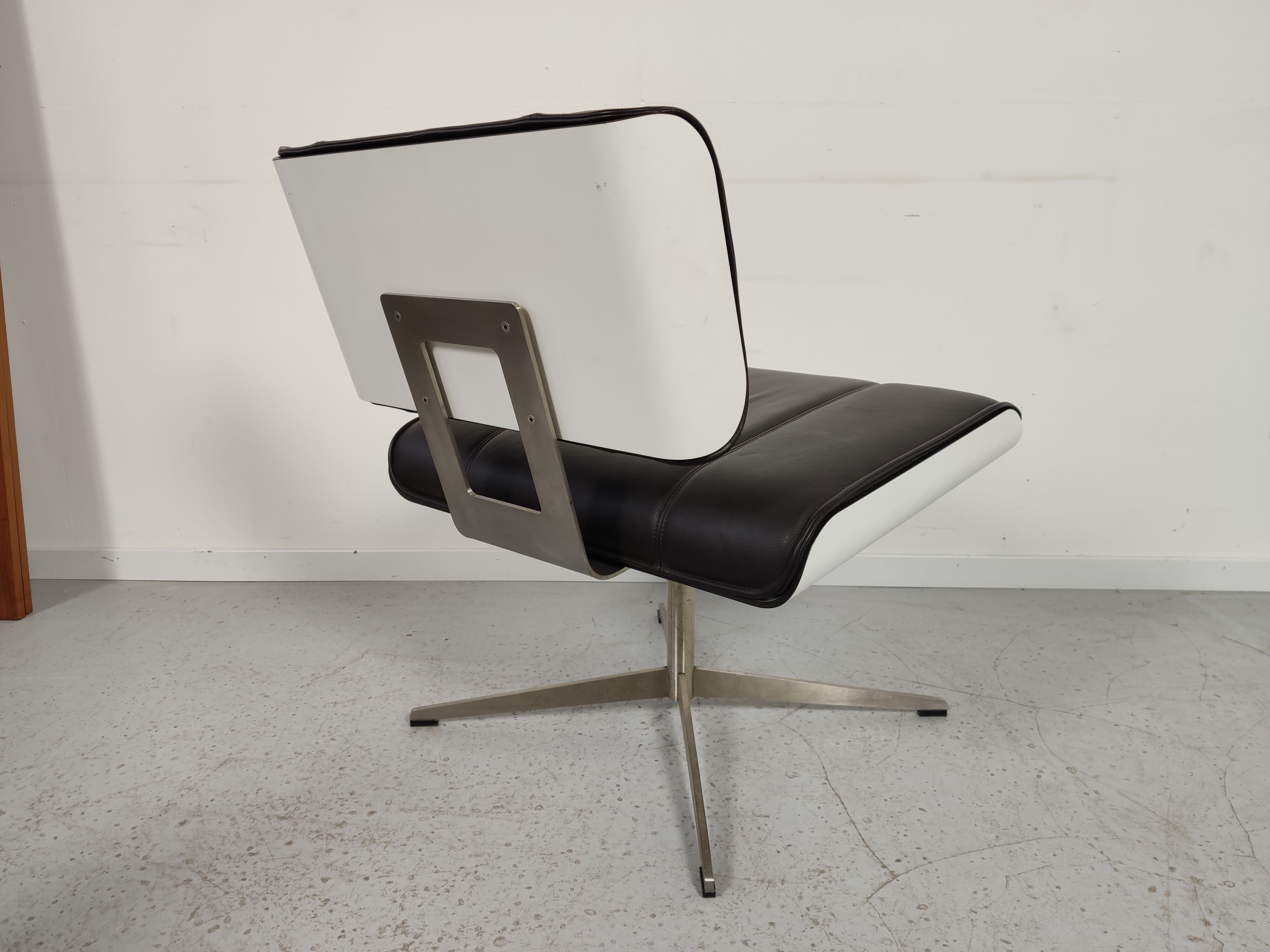 Paire de fauteuils cuir design années 90