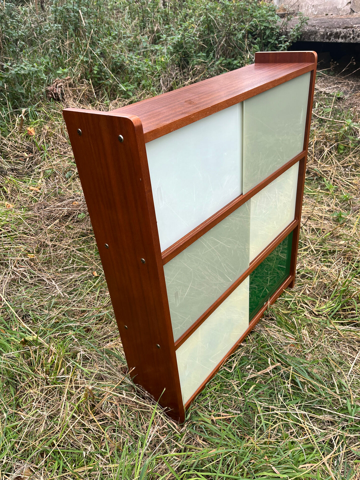 Vintage 1960s display shelf with sliding glass doors.