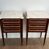 Pair of mahogany and brass side tables or bedside tables with Carrara marble tops.