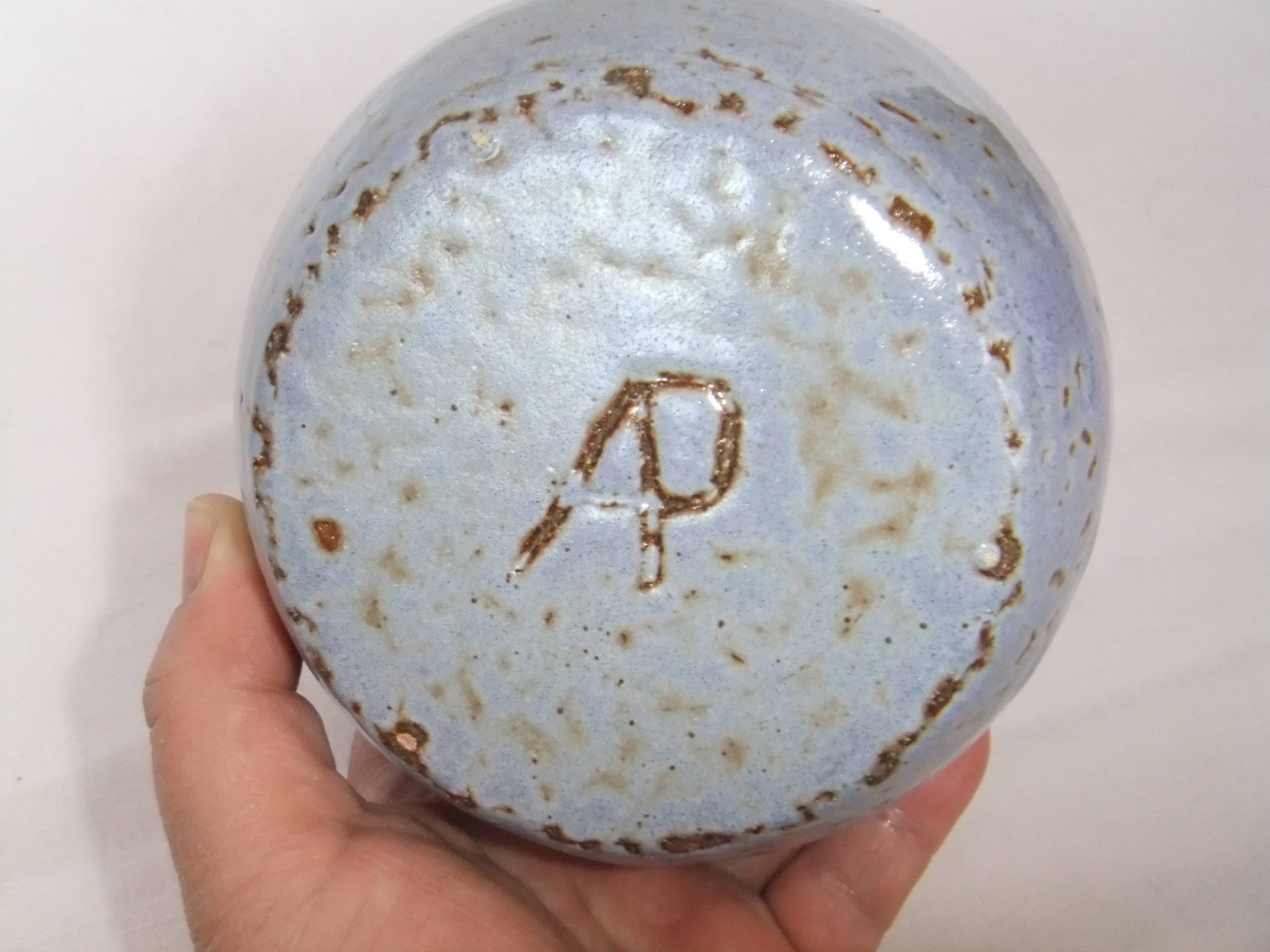 Vase boule céramique signée bleu Accolay ou autre 16 cm