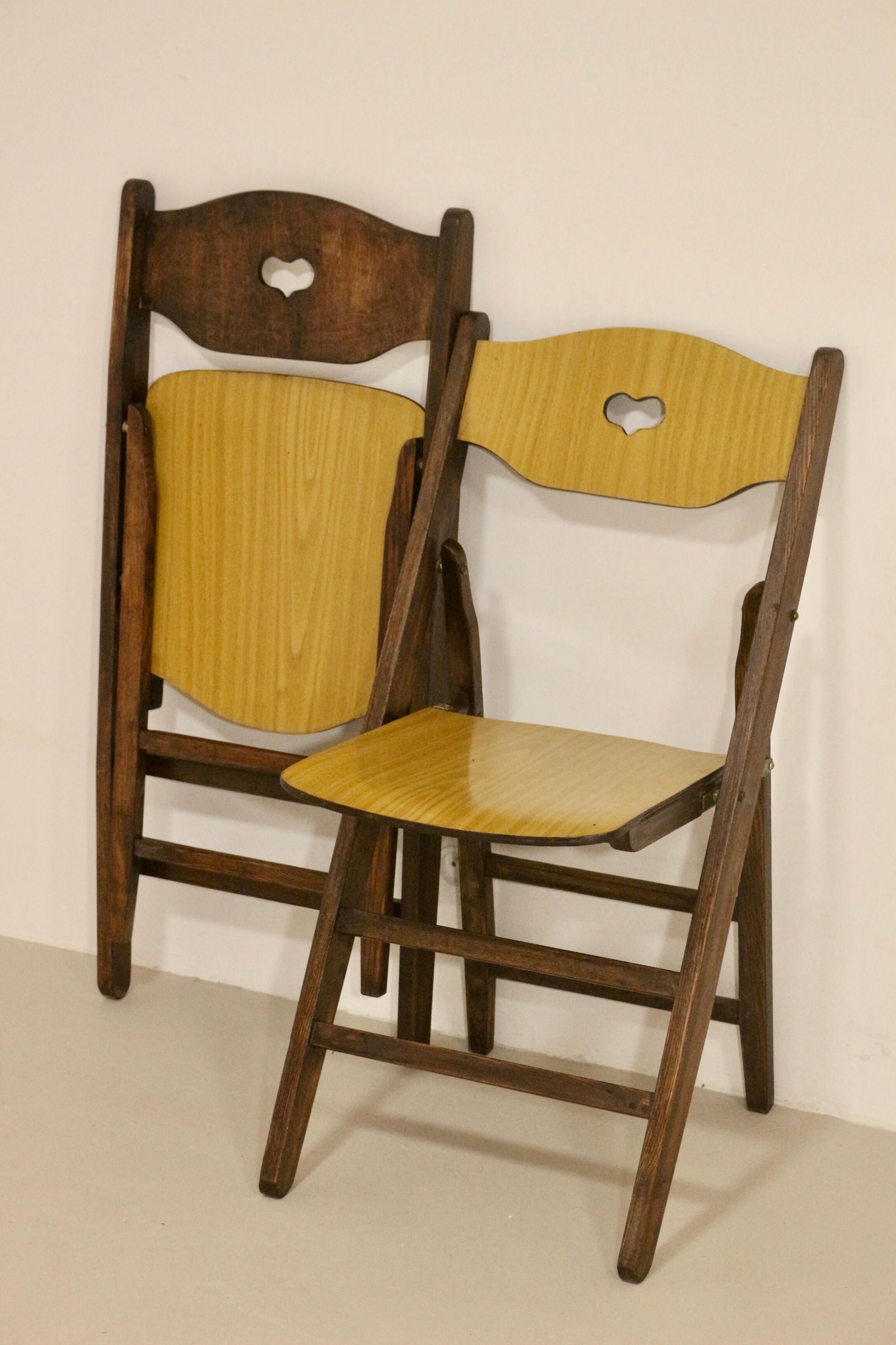 Pair of vintage folding chairs year 50 sculpted backrest.