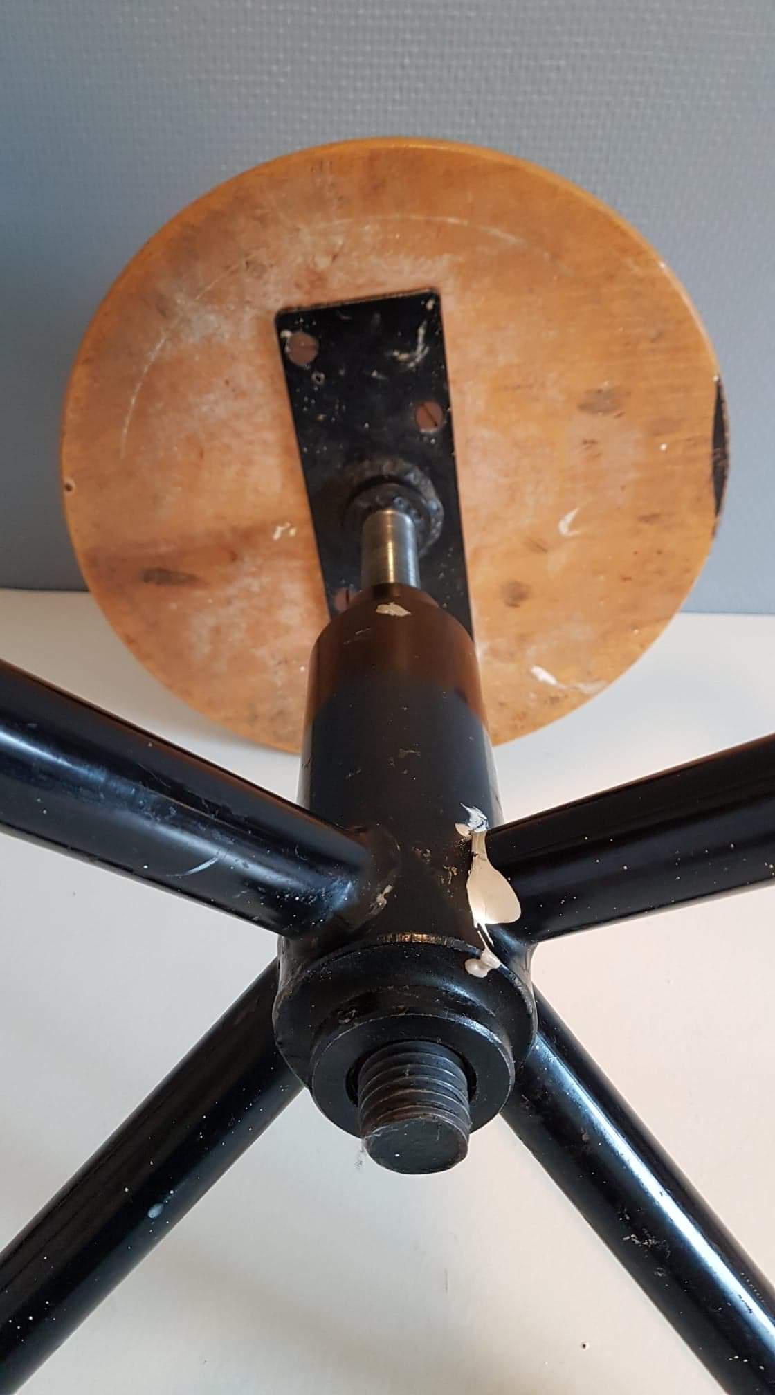 Tabouret d'atelier en bois verni et structure métal noir vintage