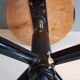 Tabouret d'atelier en bois verni et structure métal noir vintage