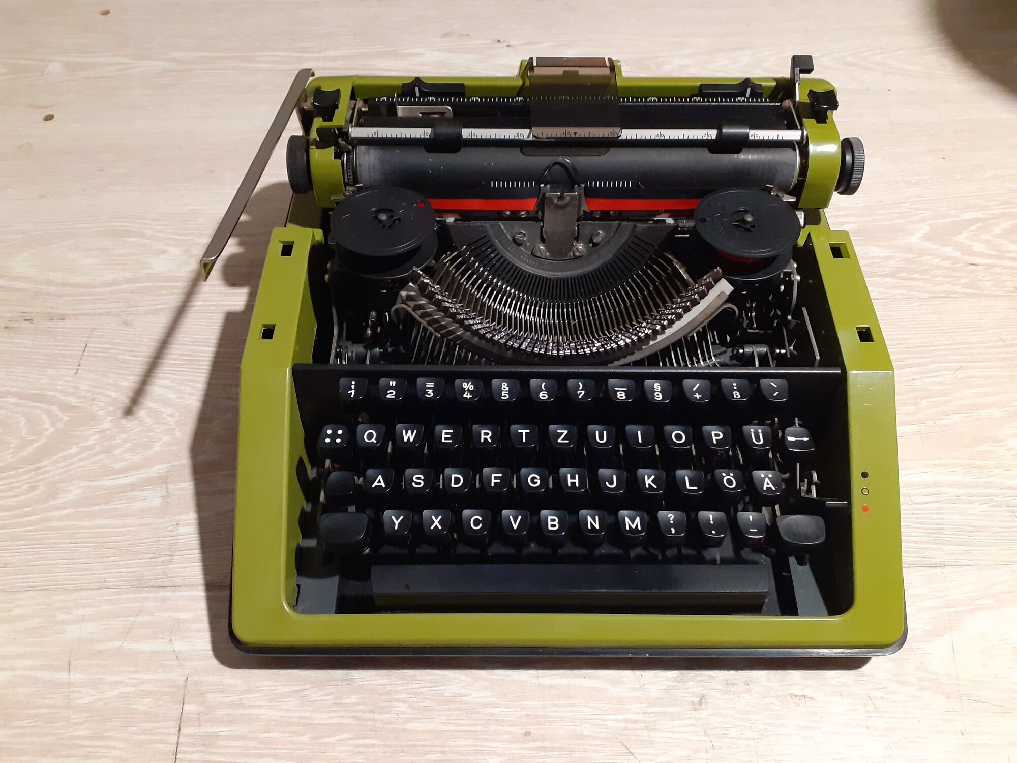 Olympia monica portable typewriter, olympia werke ag vilhelmshaven, made in united kingdom