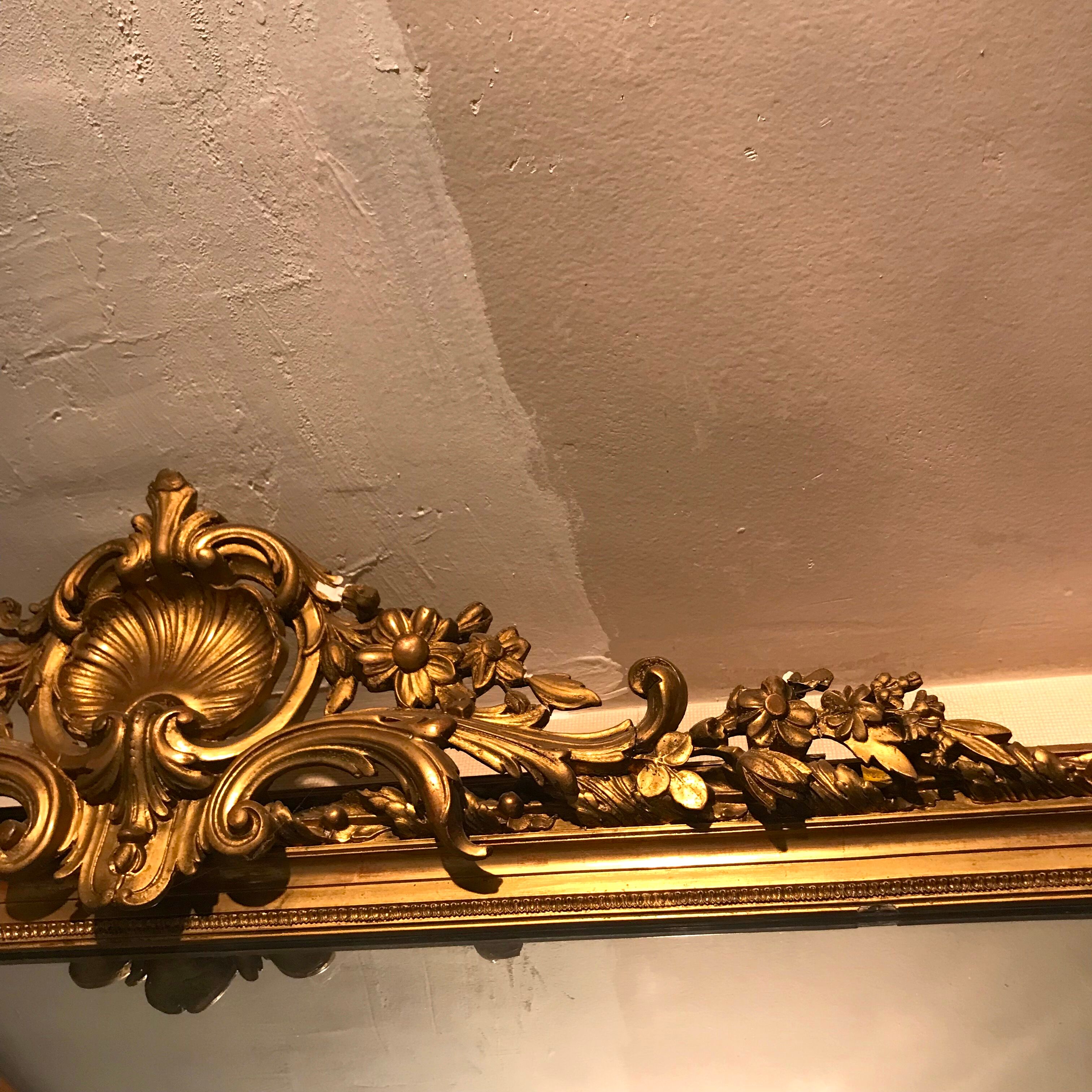 Large antique mirror with flagship shell in wood and gilded stucco