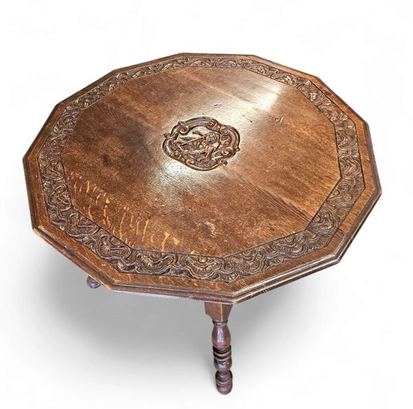 Table pliante antique sculptée en forme de tripode / Pays-Bas / chêne / XIXe siècle vers 1880