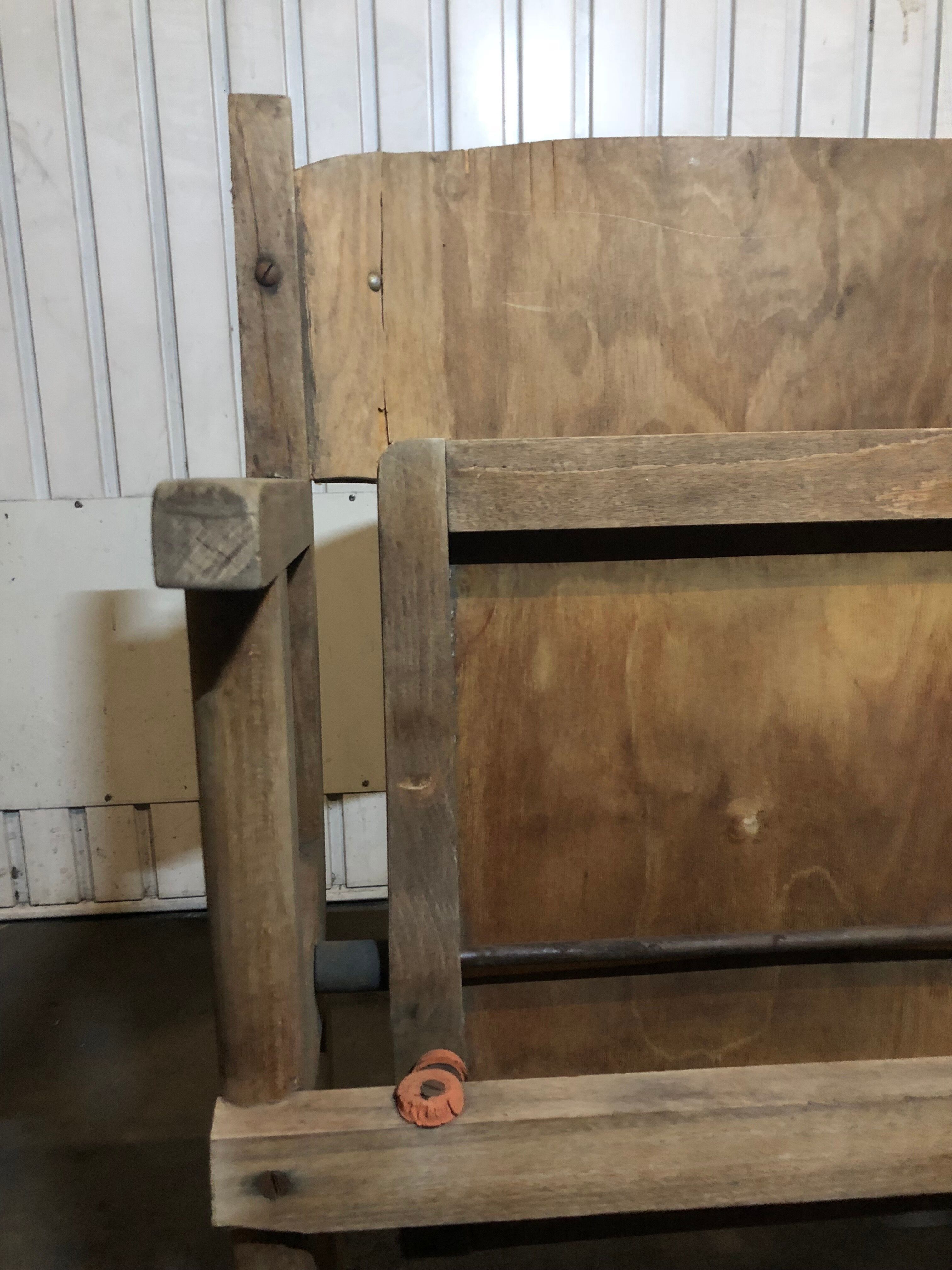 Paire de fauteuils de cinéma en bois