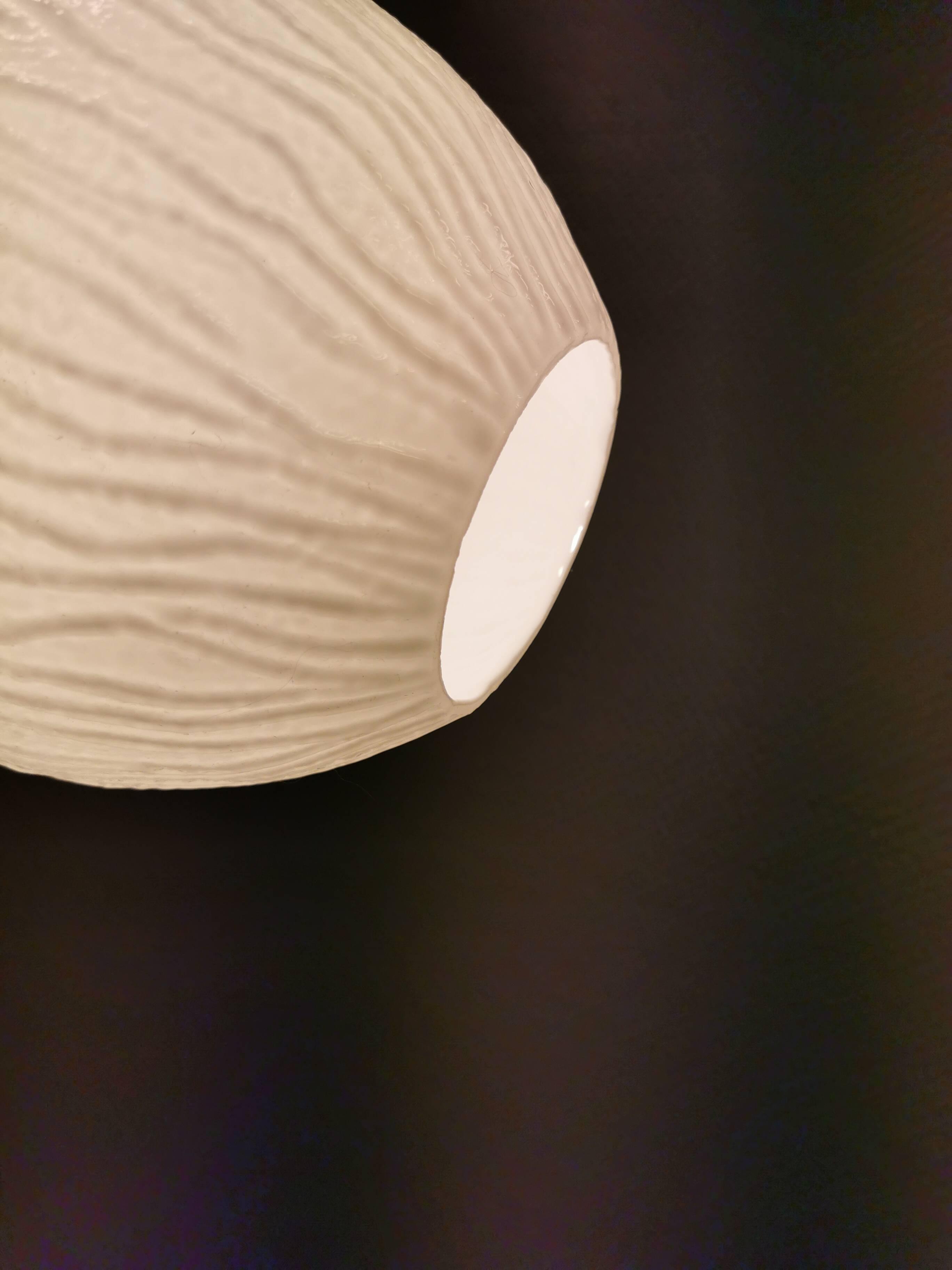 Suspension danoise en verre blanc laiteux ,années 1960.