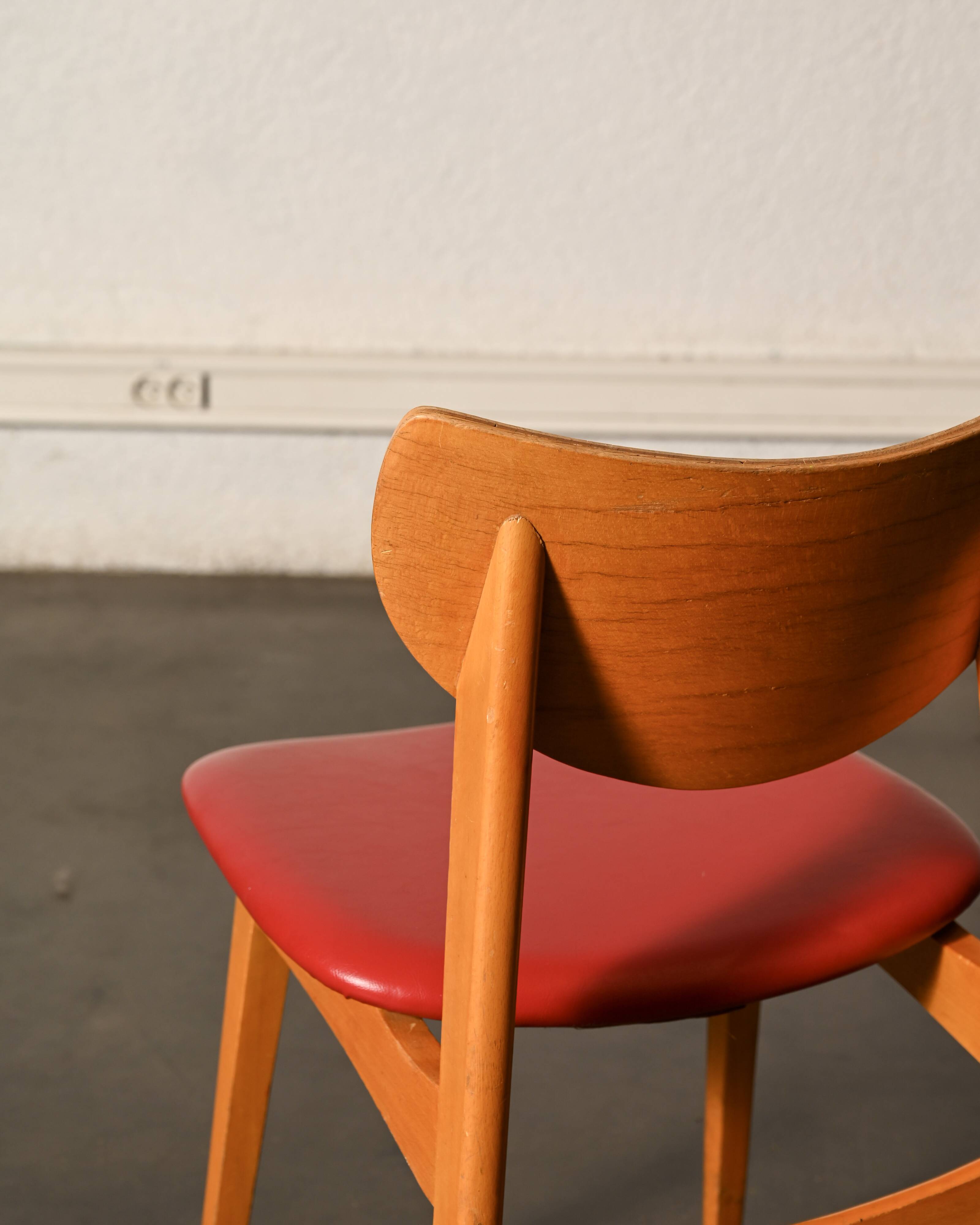 Chaise vintage en skaï rouge