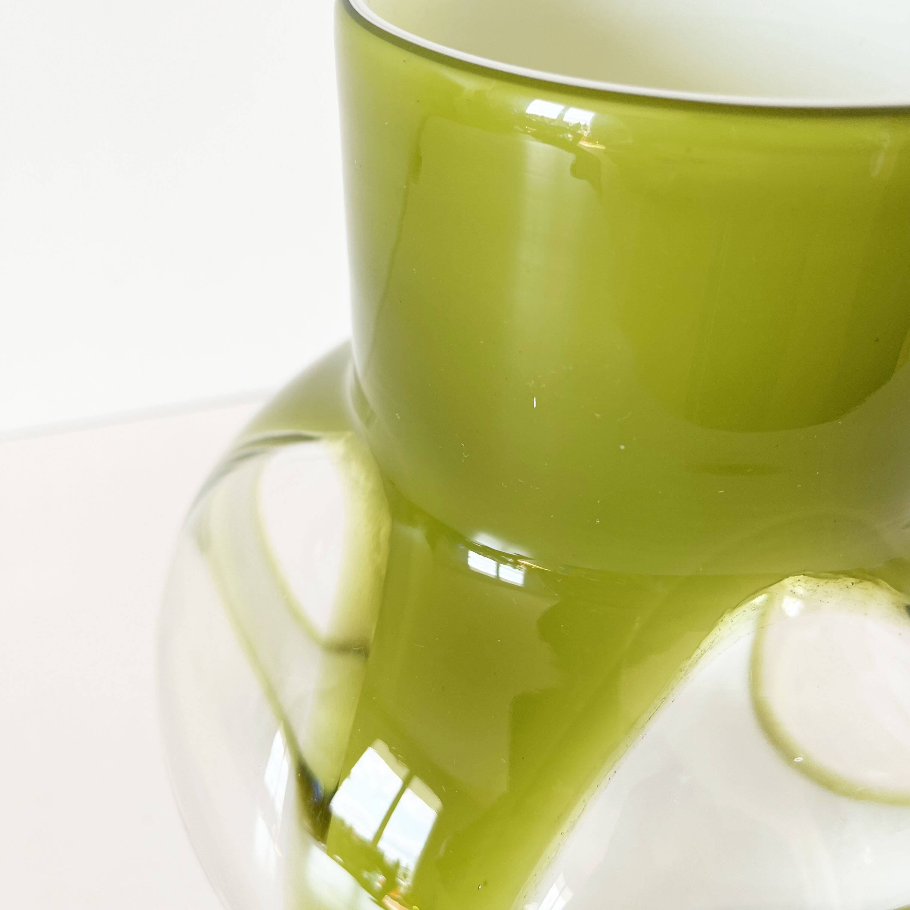 Vase en verre soufflé et opaline vert vintage 1960