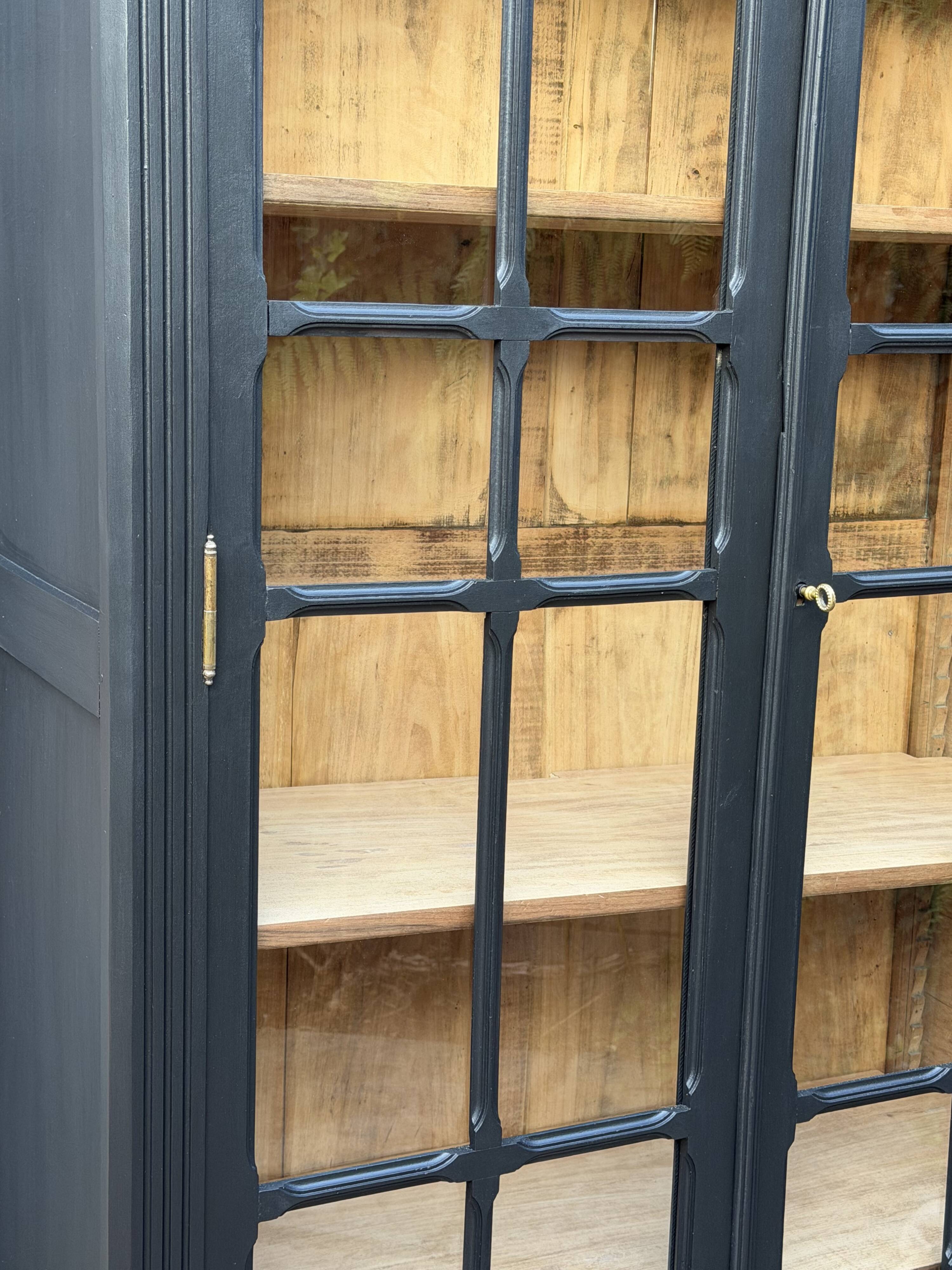 Armoire parisienne noire vitrée rénovée