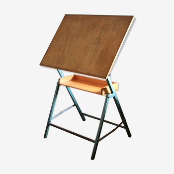 Adjustable drawing table