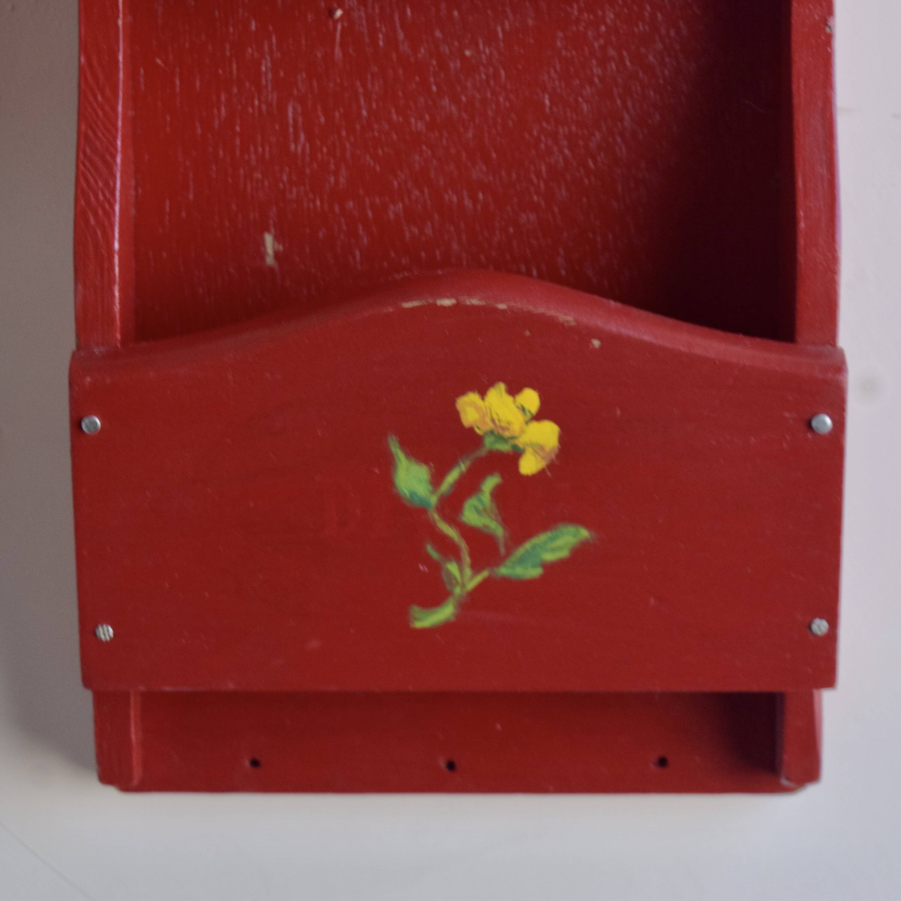 Vintage mail holder and matching plant holder in red painted wood - floral decor - 1970s