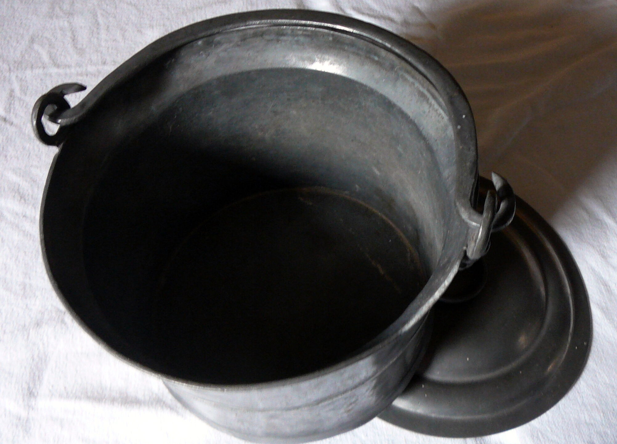 Old dinner rack (broth) in nineteenth century pewter