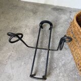 Magazine rack or log rack in straw with brutalist base from the 50s