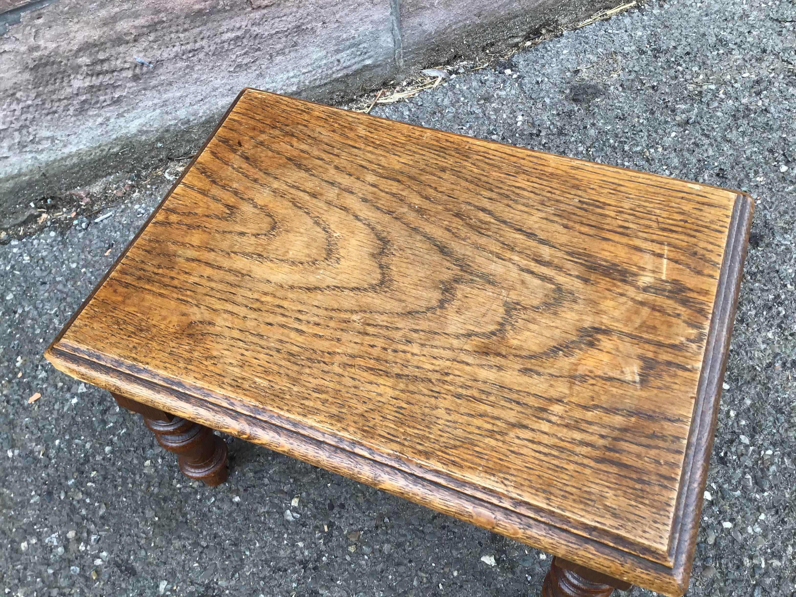 Rests vintage oak feet