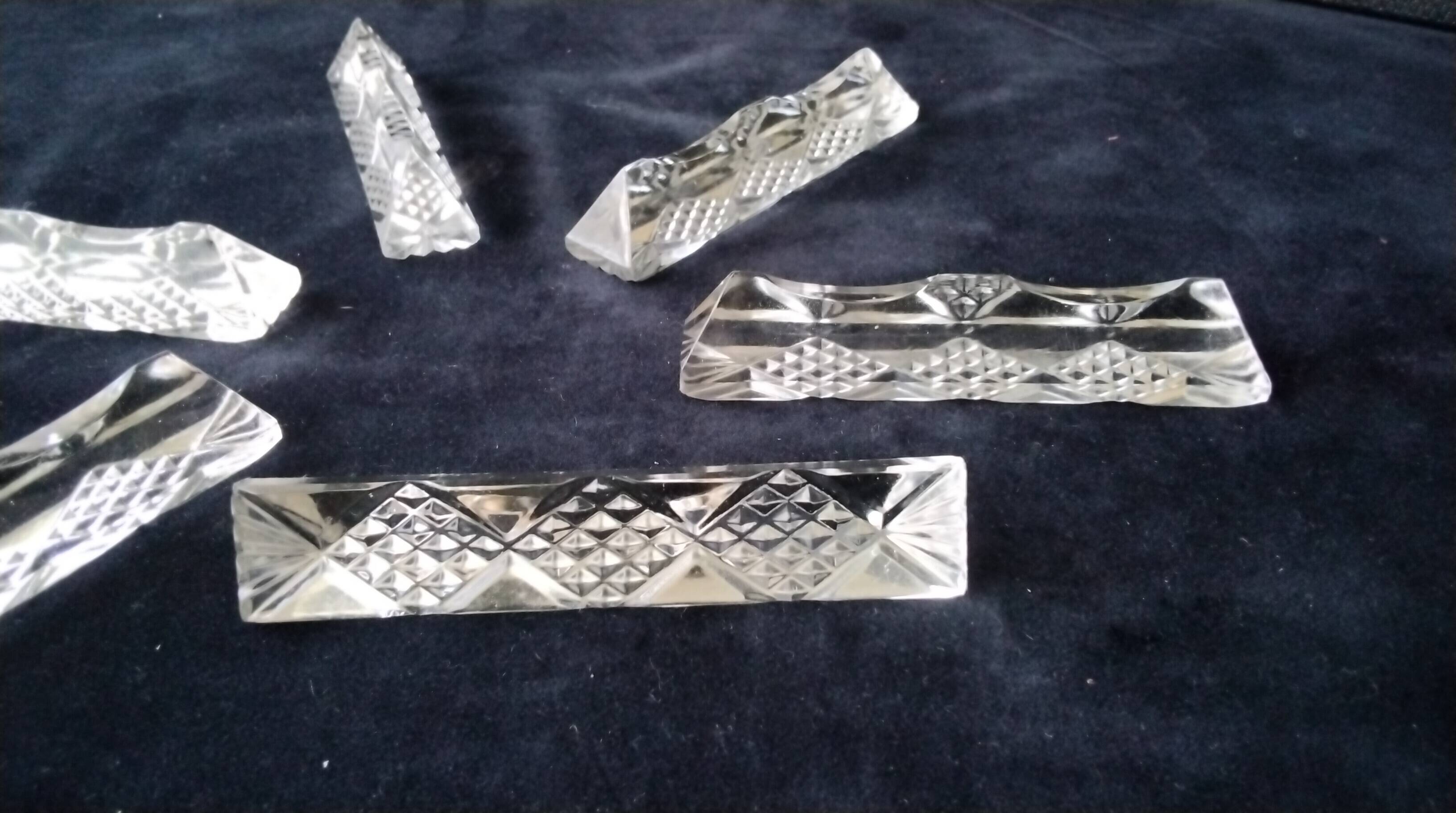 6 triangular crystal knife rests in lead crystal.