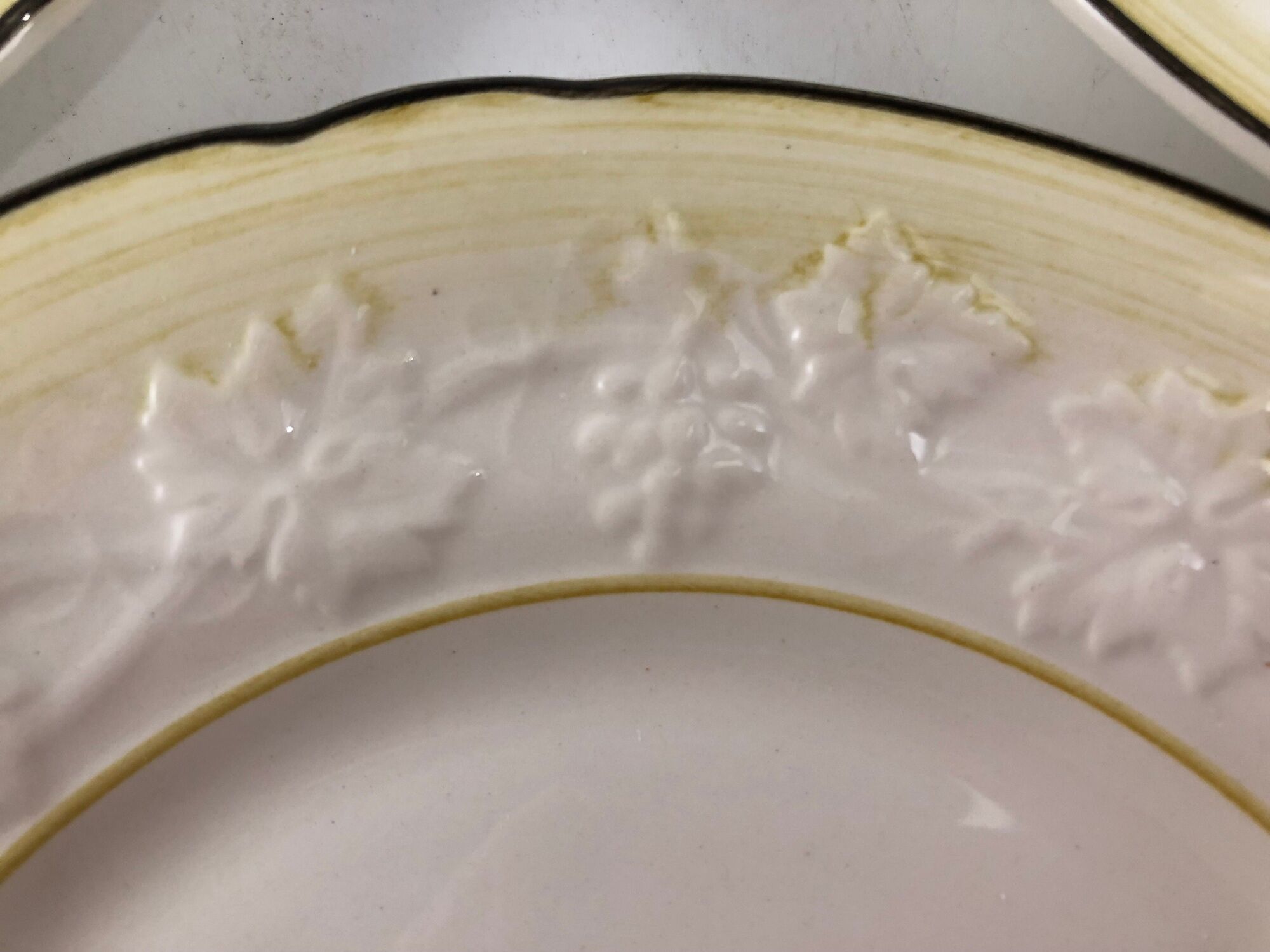 3 flat plates Gien white decorated with vine leaves and grapes